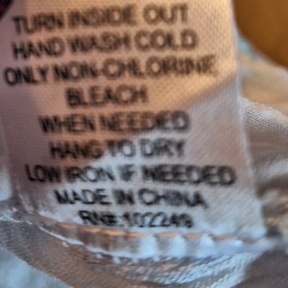 Skies are blue Women Large White Embroidered Keyhole Sleeveless Tank Top - Picture 6 of 6